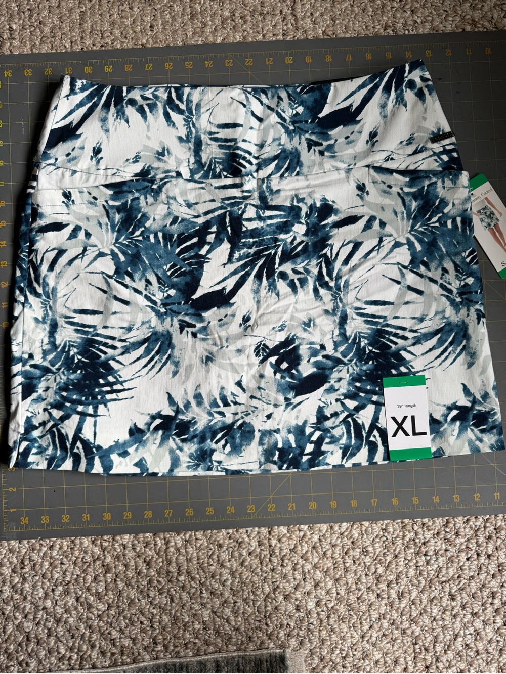 S.C.&CO NWT Blue, White & Gray Palm-Print Mini SKORT- XL 360 Tummy Control